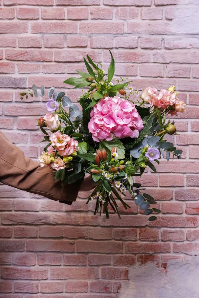 Hortensiadroom waarbij je de zomer cadeau doet in een boeket.